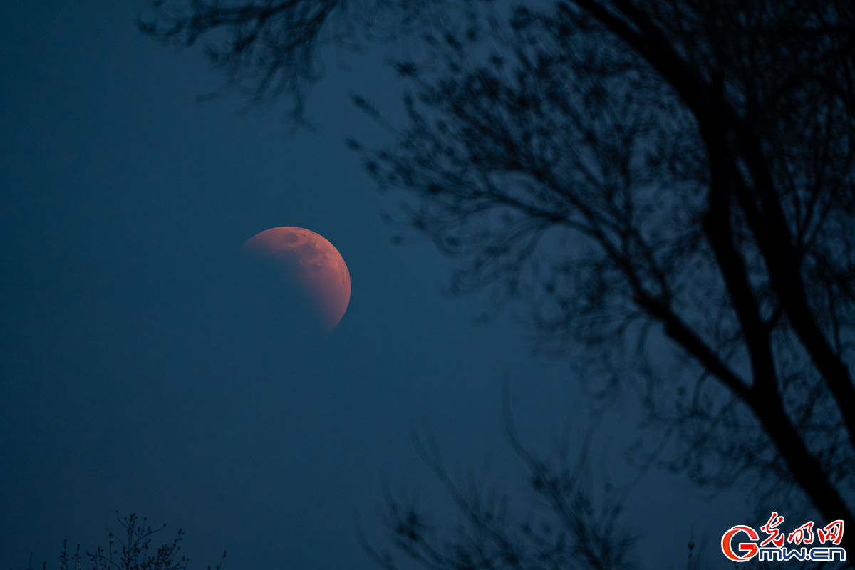 元宵节牵手月全食｜天幕悬红镜，人间闹元宵
