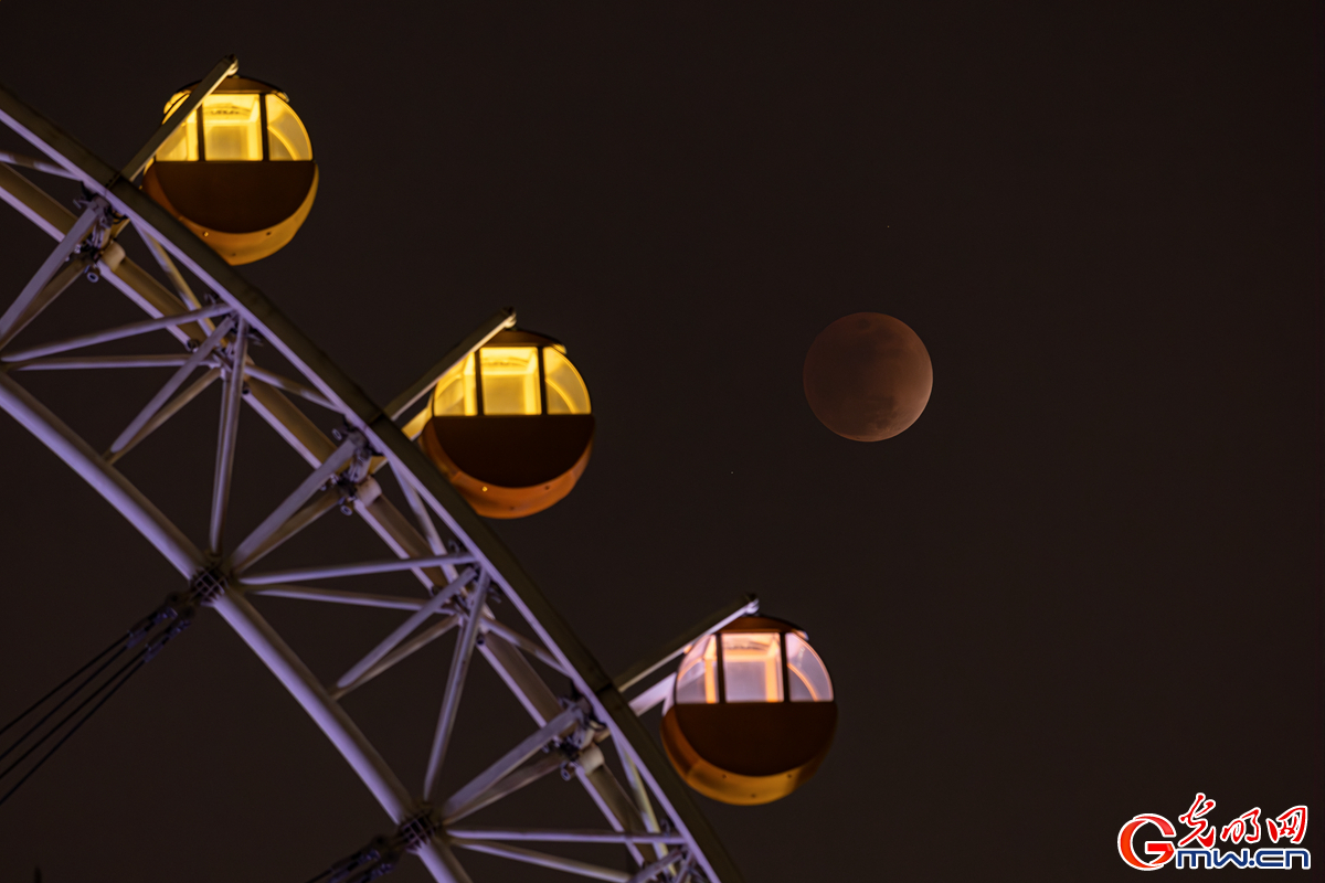 元宵节牵手月全食｜天幕悬红镜，人间闹元宵