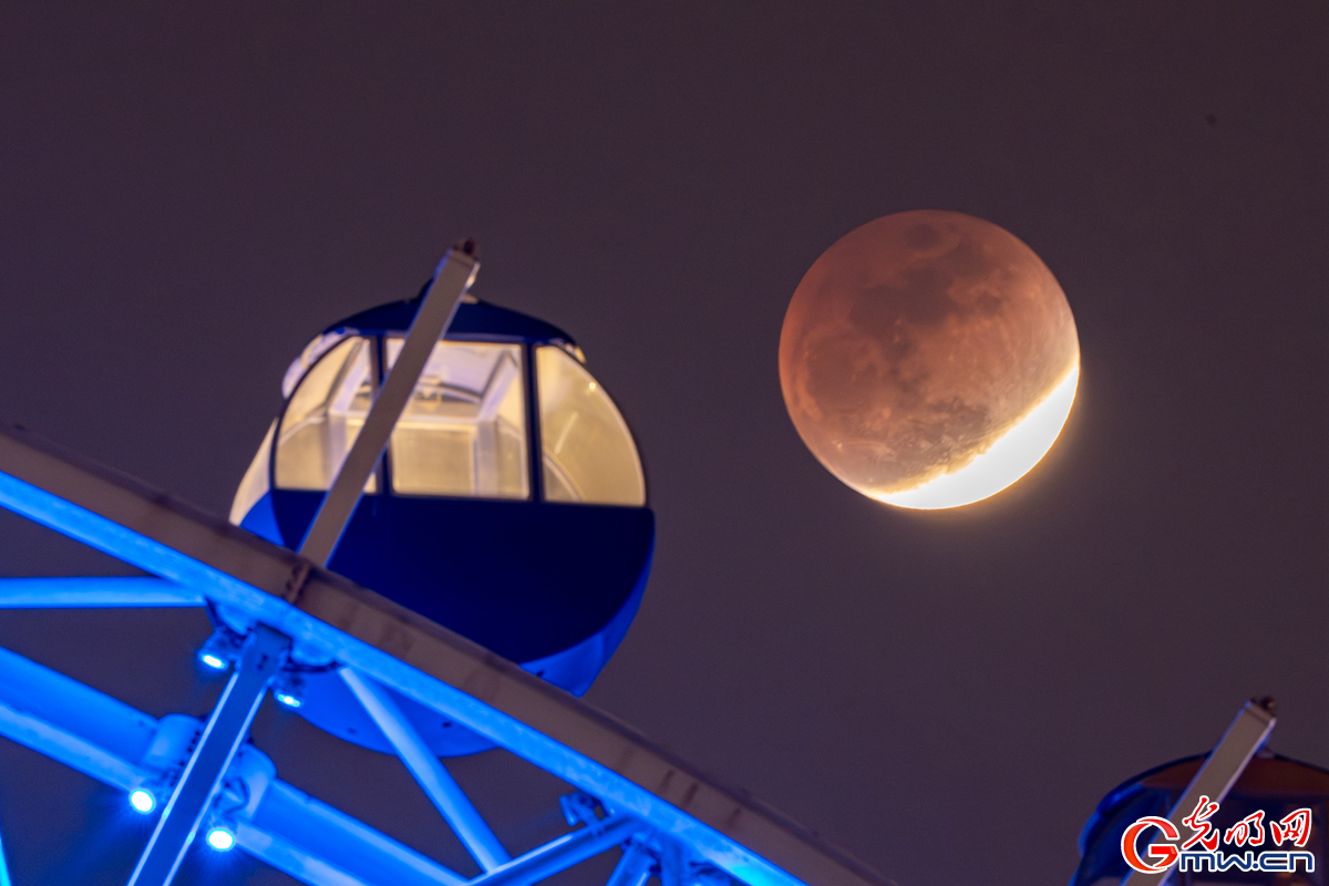 元宵节牵手月全食｜天幕悬红镜，人间闹元宵