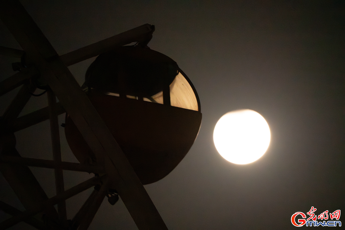 元宵节牵手月全食｜天幕悬红镜，人间闹元宵