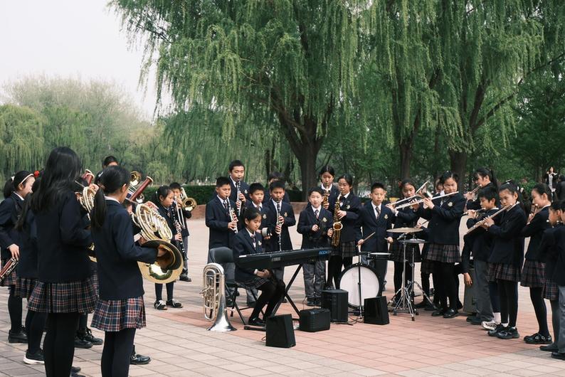 北大附小少年管乐团在朝阳公园举办音乐快闪交流活动