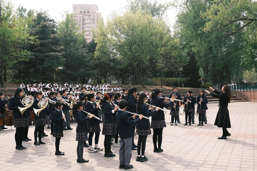 北大附小少年管乐团在朝阳公园举办音乐快闪交流活动