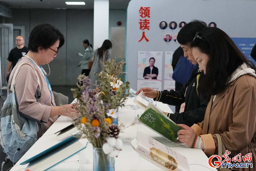 组图丨正是读书好时节 读者在国家图书馆共享阅读乐趣 组图丨正是读书好时节 读者在国家图书馆共享阅读乐趣