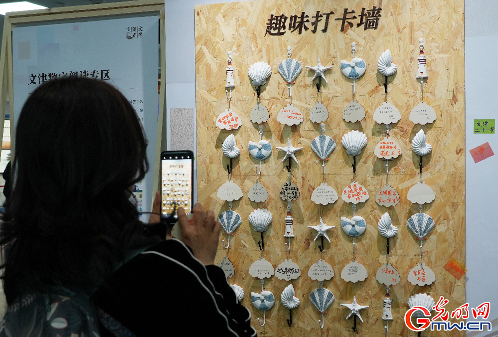 组图丨正是读书好时节 读者在国家图书馆共享阅读乐趣 组图丨正是读书好时节 读者在国家图书馆共享阅读乐趣