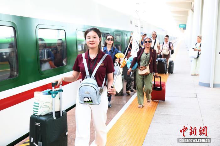 “五一”假期5200余人次乘坐中老铁路跨境游