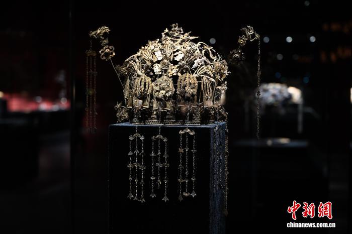在内蒙古博物院“探宝”:东西方珍宝跨越500年同台