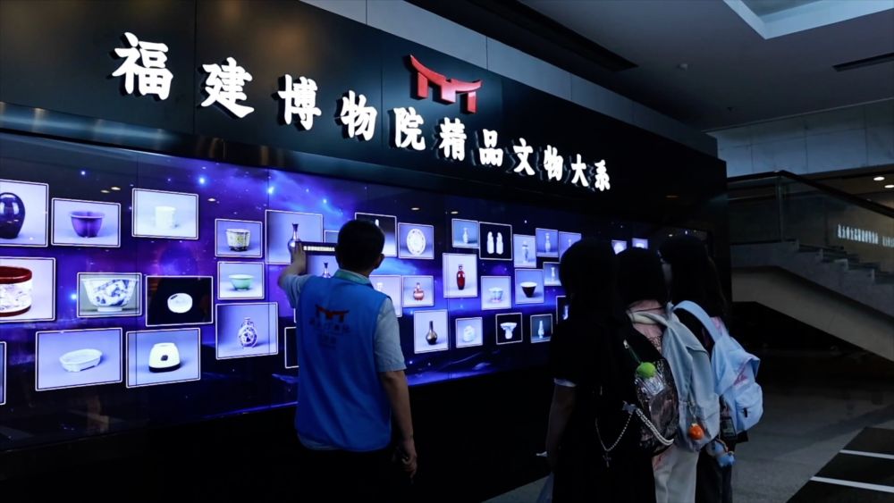 新华视点|福建博物院志愿者:我与“文物”的双向奔赴 新华视点|福建博物院志愿者:我与“文物”的双向奔赴