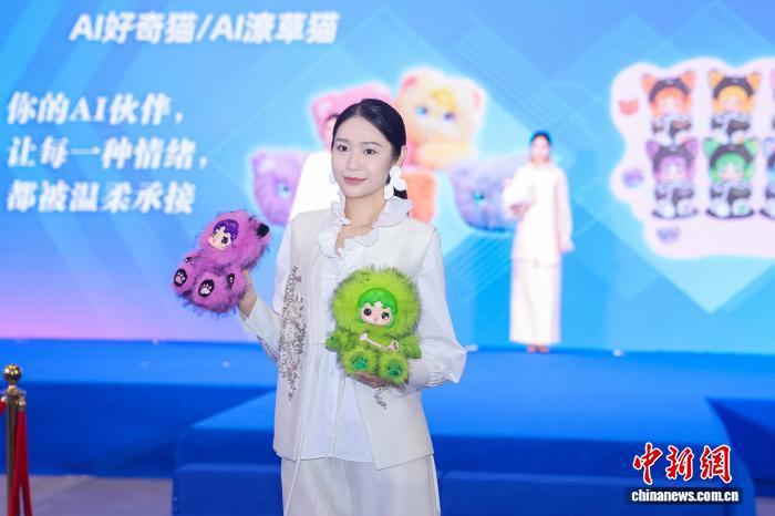 IP文博会“湾区T台”首秀:超级IP同框 科技与国风跨界碰撞 IP文博会“湾区T台”首秀:超级IP同框 科技与国风跨界碰撞