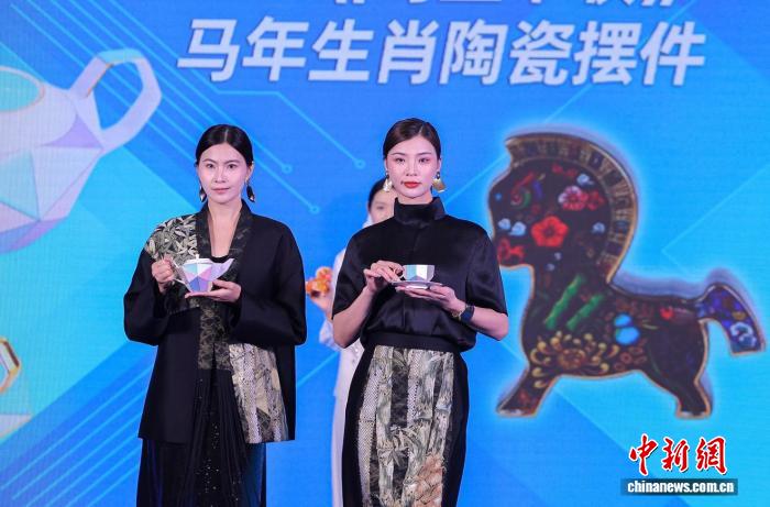IP文博会“湾区T台”首秀:超级IP同框 科技与国风跨界碰撞 IP文博会“湾区T台”首秀:超级IP同框 科技与国风跨界碰撞