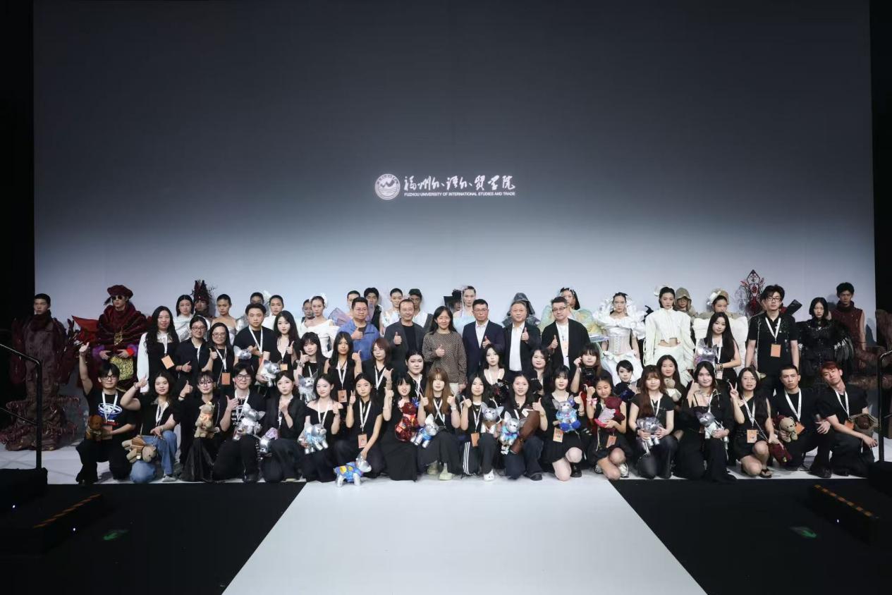 福州外语外贸学院艺术与设计学院《流光》亮相2026中国国际大学生时装周