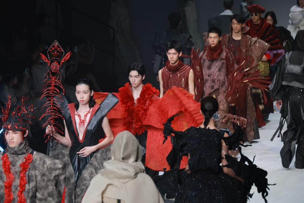 福州外语外贸学院艺术与设计学院《流光》亮相2026中国国际大学生时装周