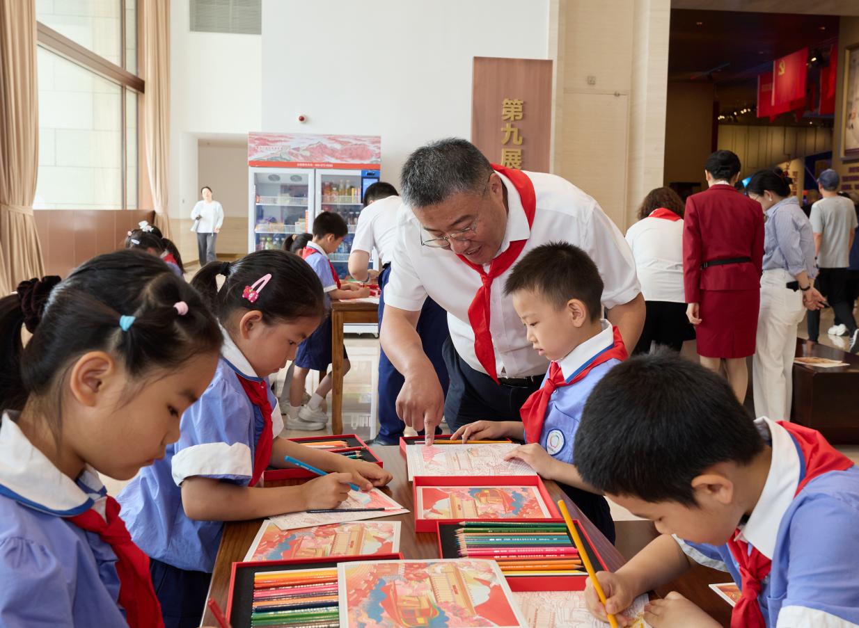 “童心向党 逐梦前行”主题教育活动在党史展览馆举行