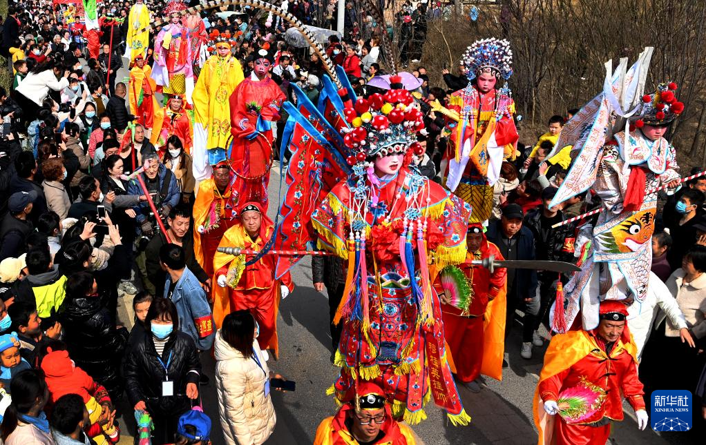 “背芯子”表演闹社火