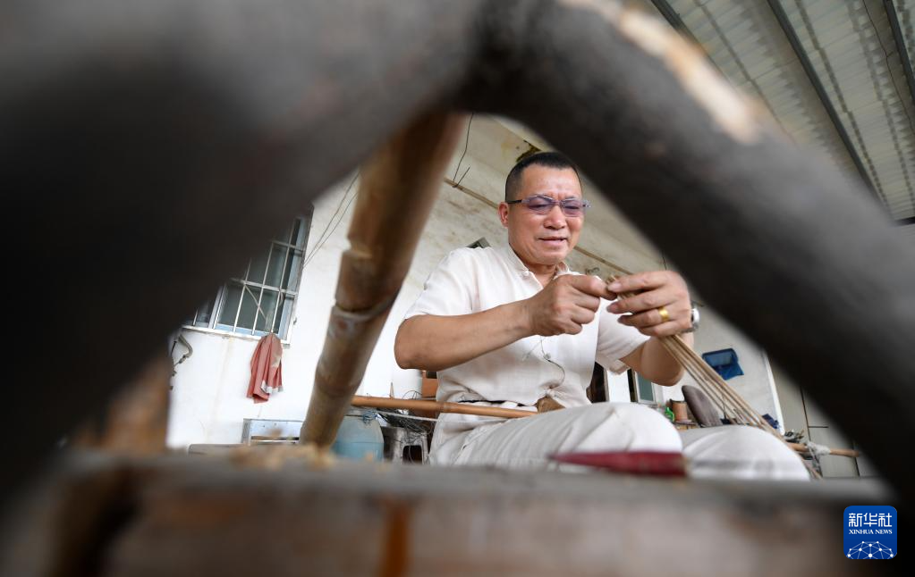 匠心传承非遗制伞技艺