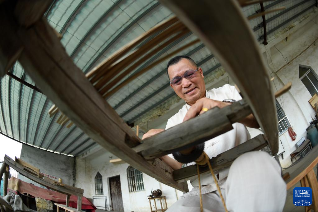 匠心传承非遗制伞技艺