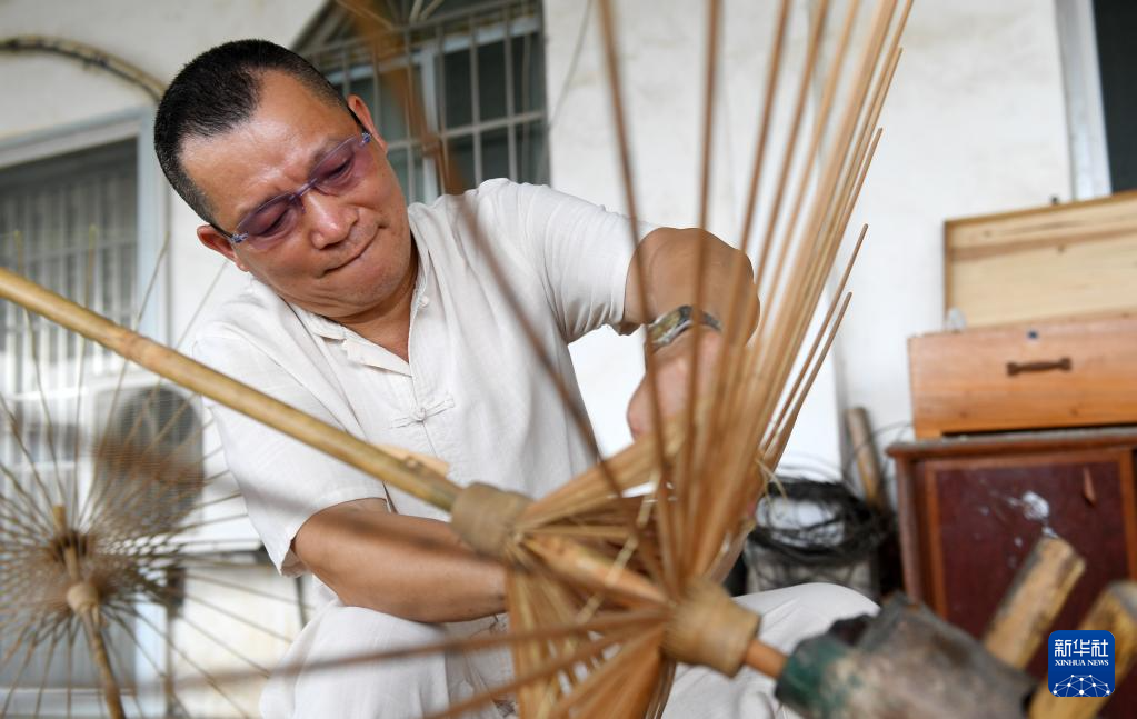 匠心传承非遗制伞技艺