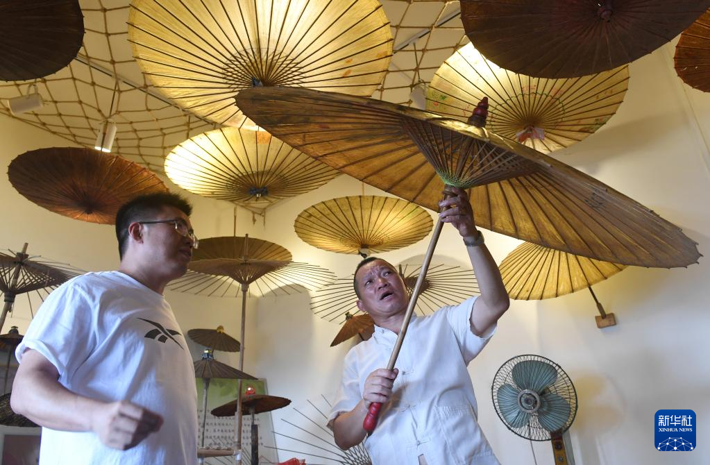 匠心传承非遗制伞技艺