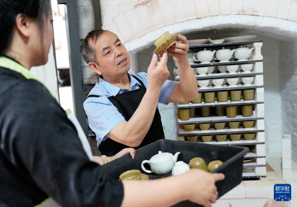 古瓷绽新色：陶艺大师探索釉色配方