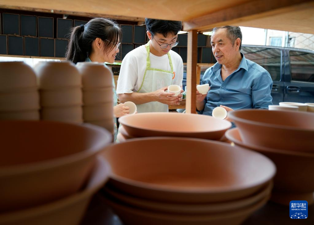 古瓷绽新色：陶艺大师探索釉色配方