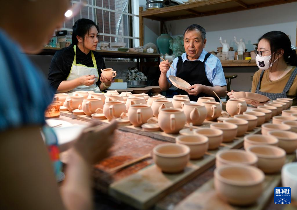 古瓷绽新色：陶艺大师探索釉色配方