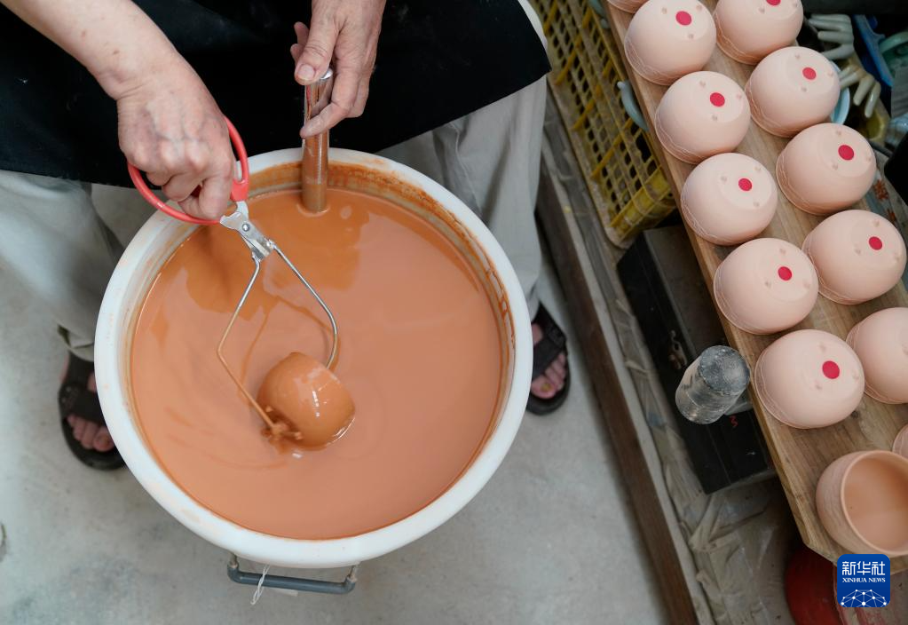 古瓷绽新色：陶艺大师探索釉色配方