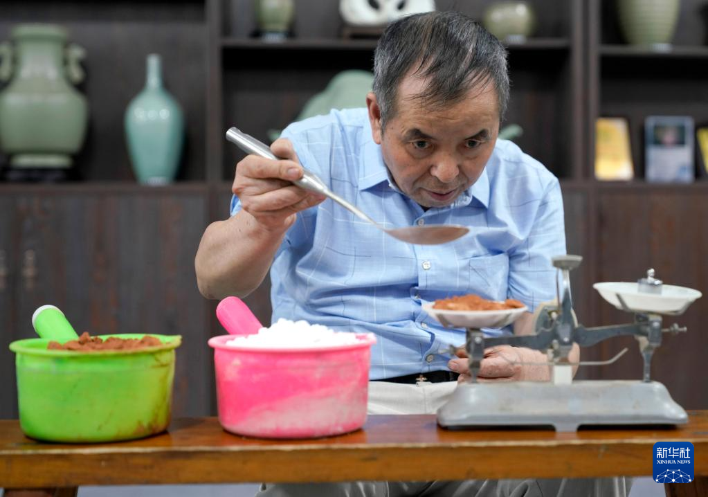 古瓷绽新色：陶艺大师探索釉色配方