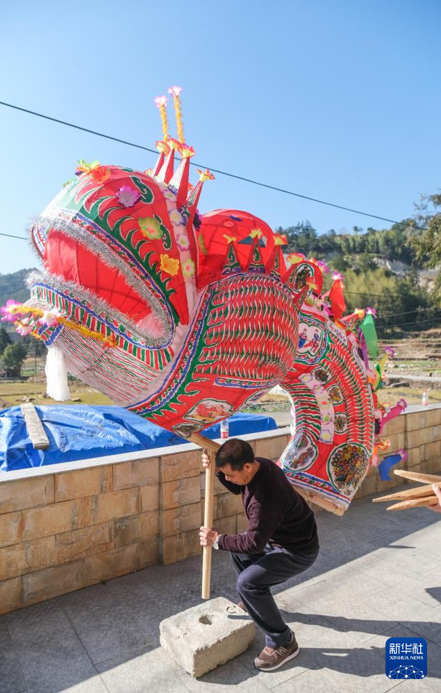 浙江青田：传统龙灯迎新年