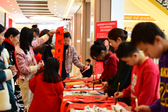 北京：写春联送祝福 文化惠民进万家