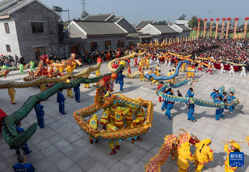 四川泸县:“二月二”舞龙盼丰收