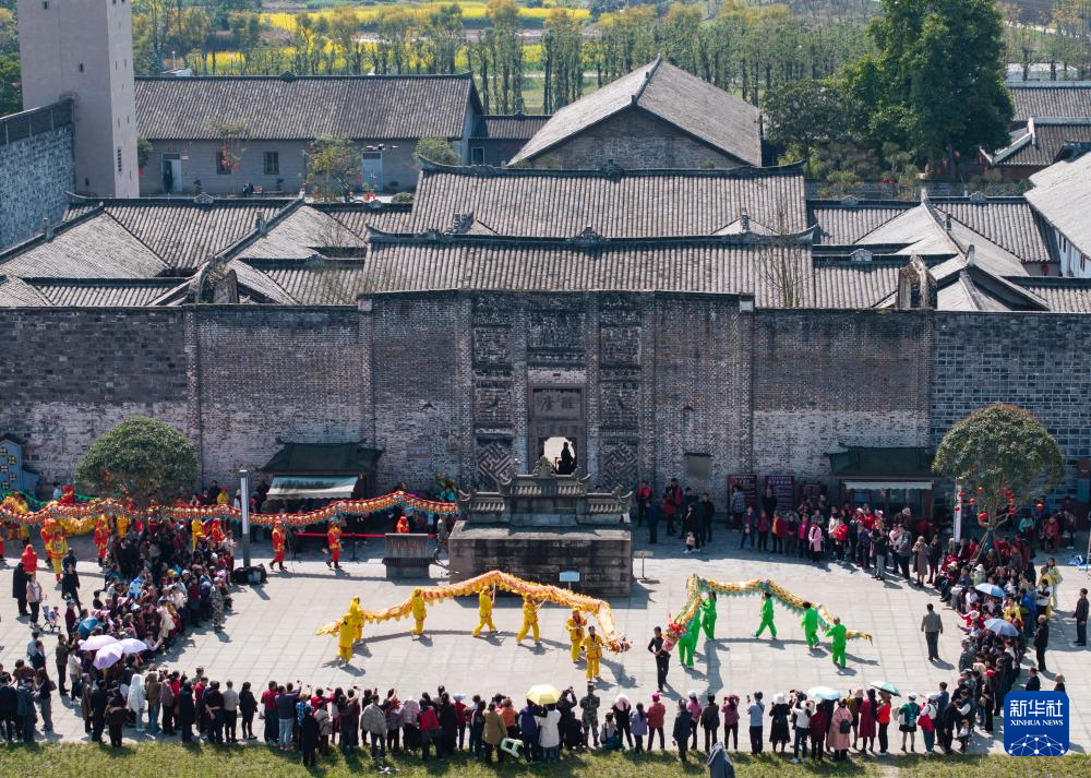 四川泸县:“二月二”舞龙盼丰收