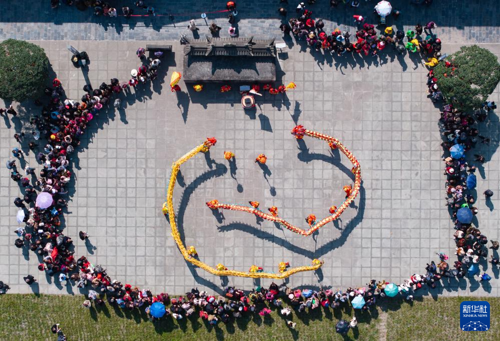 四川泸县:“二月二”舞龙盼丰收