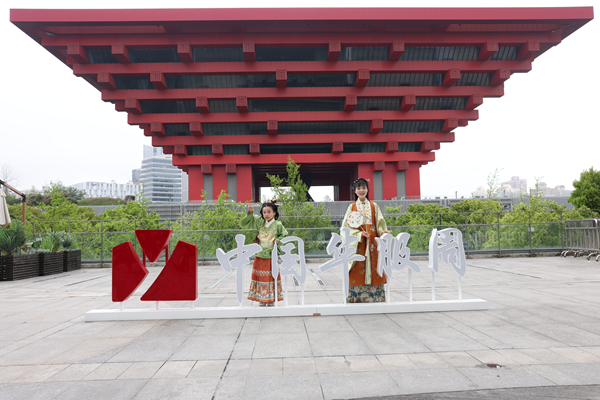 青知讲说人|穿上就是传承！国风母女华服周唱响《中国汉服》