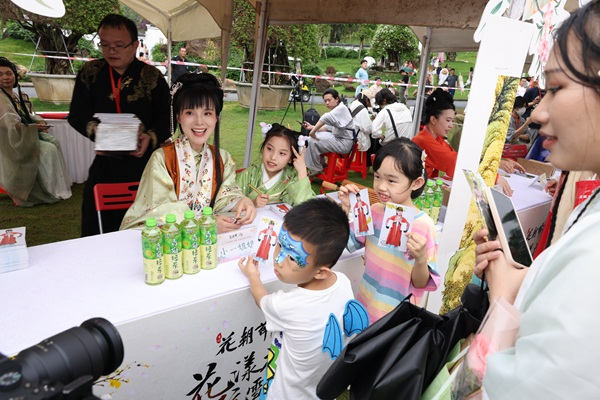广州花朝节《中国汉服》再亮相 小一姐姐携手“唐锦国风女团”精彩演绎
