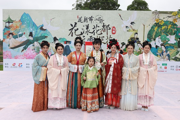 广州花朝节《中国汉服》再亮相 小一姐姐携手“唐锦国风女团”精彩演绎