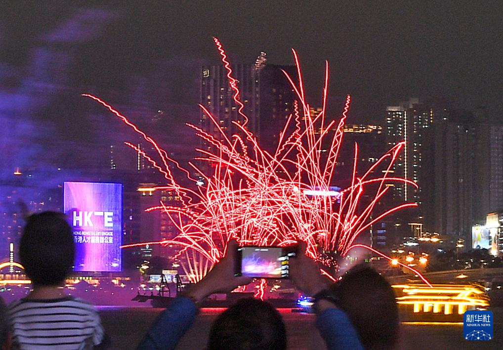 香港举行“五一”海上烟火表演