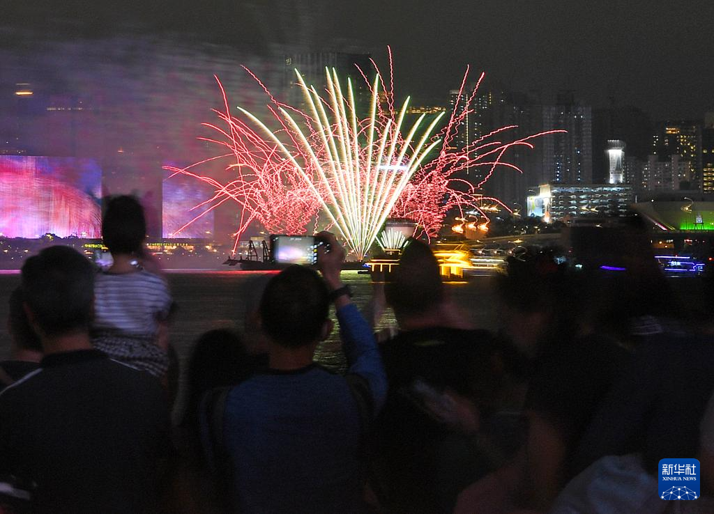 香港举行“五一”海上烟火表演