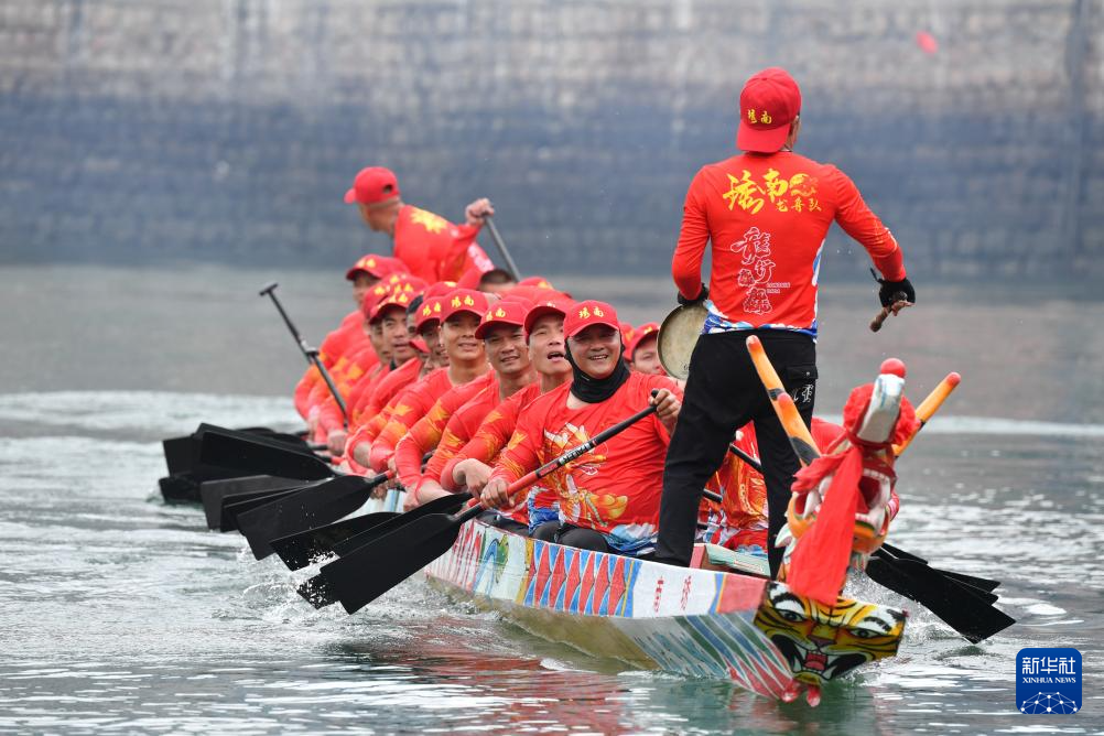 福建连江：海上赛龙舟