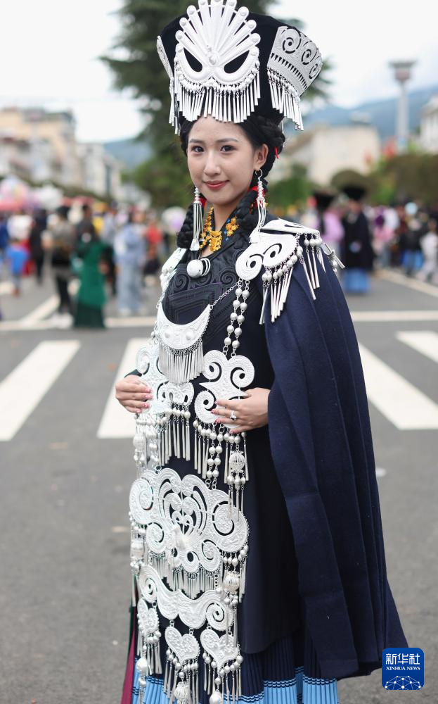 四川布拖县：银饰服饰巡游