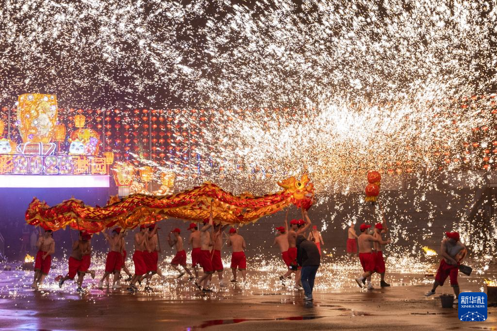 文化中国行·镜头里的非遗年｜铜梁龙舞璀璨新春