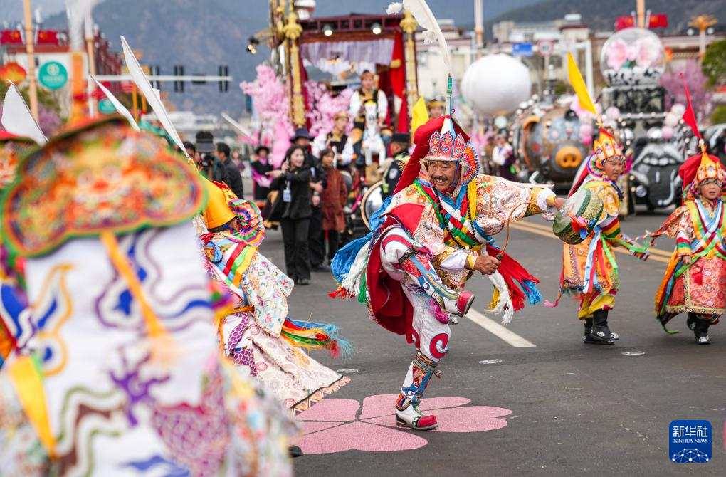 林芝桃花节启幕 雪域江南迎客来
