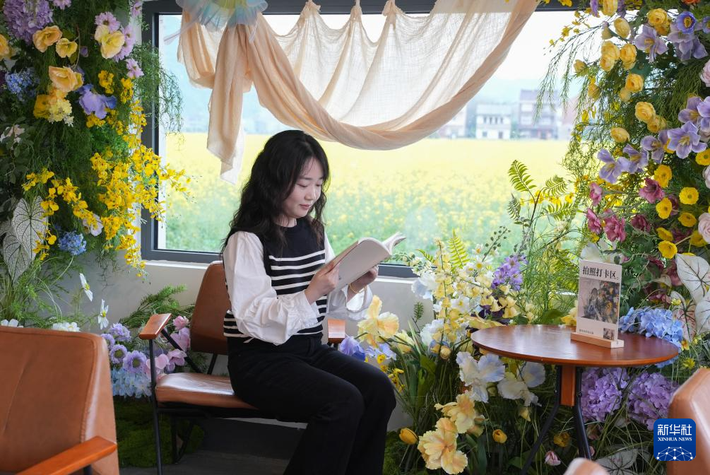 浙江桐庐：油菜花开引客来