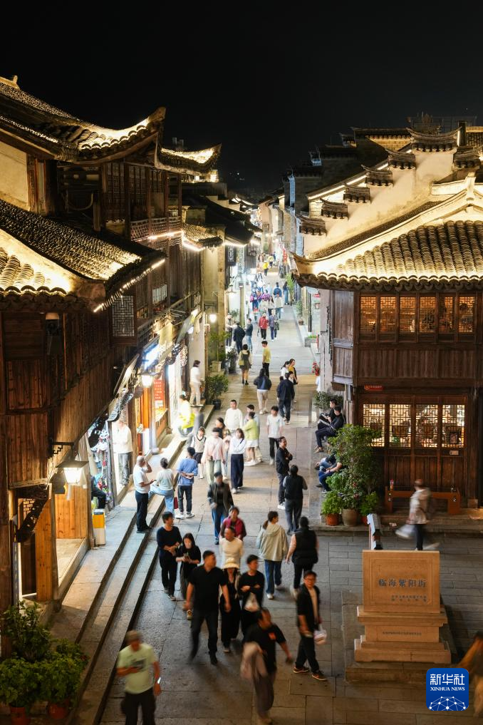 浙江临海：古城入夜迎客来