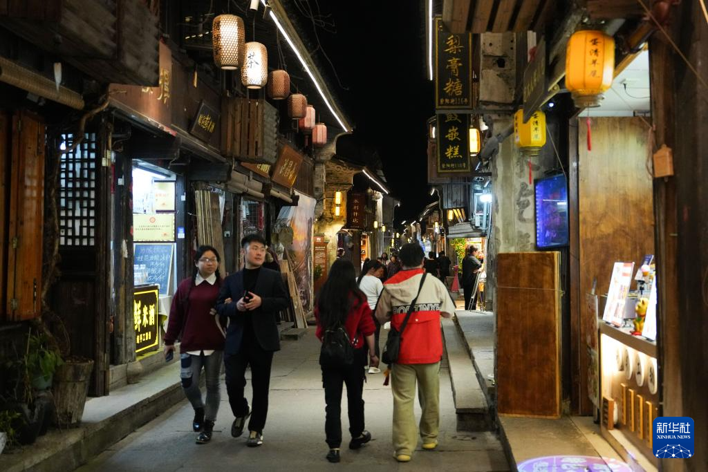 浙江临海：古城入夜迎客来