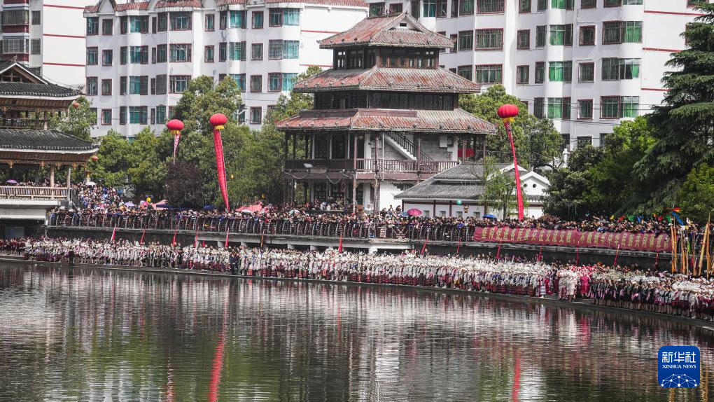 贵州台江：姊妹节上万人唱响翁你河