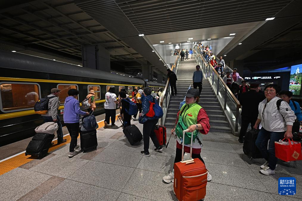 “美丽中国乡村游”康养旅游专列启程