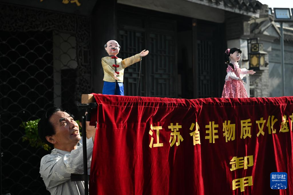 江苏高邮：非遗表演引游人