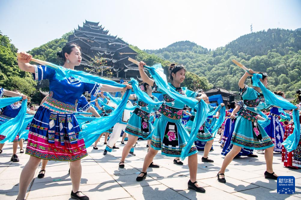 重庆:欢庆苗族传统节日踩花山节