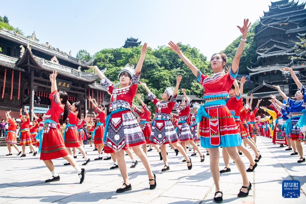 重庆:欢庆苗族传统节日踩花山节