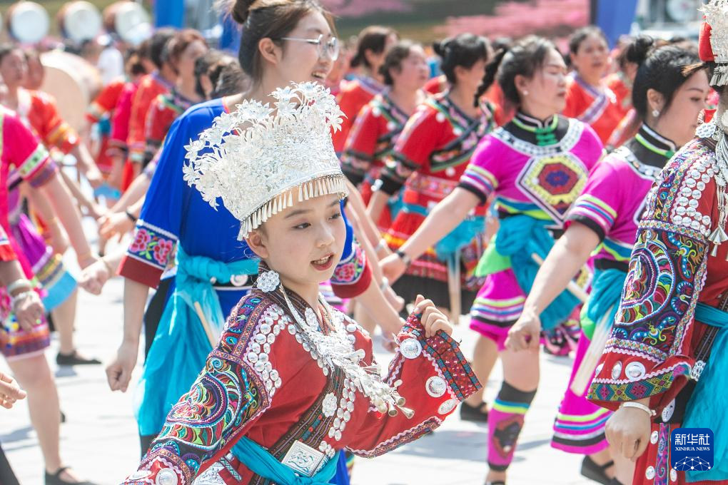 重庆:欢庆苗族传统节日踩花山节