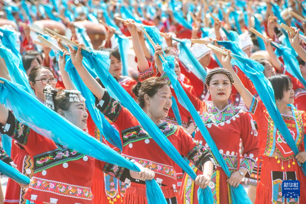 重庆:欢庆苗族传统节日踩花山节